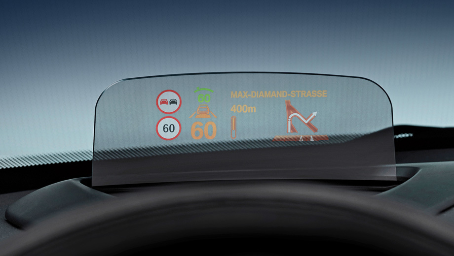 Mini cooper. Цветной head-up на новом Mini способен отображать не только скорость автомобиля, но и подсказки системы навигации, различные предупреждающие сигналы, информацию с развлекательного комплекса (радиостанции, треки), а также дублировать знаки ограничения скорости.