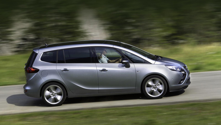 Opel zafira tourer. В продажу в Европе новинка поступит в начале ноября.