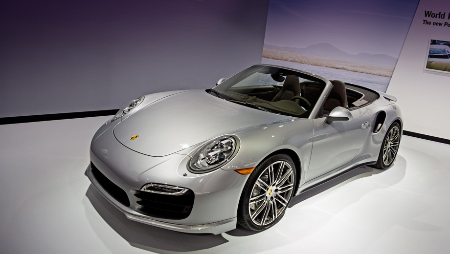 Porsche 911,Porsche 911 cabrio,Porsche 911 turbo cabriolet,Porsche 911 turbo. Как и полагается, версии Turbo отличаются более агрессивным обвесом кузова.