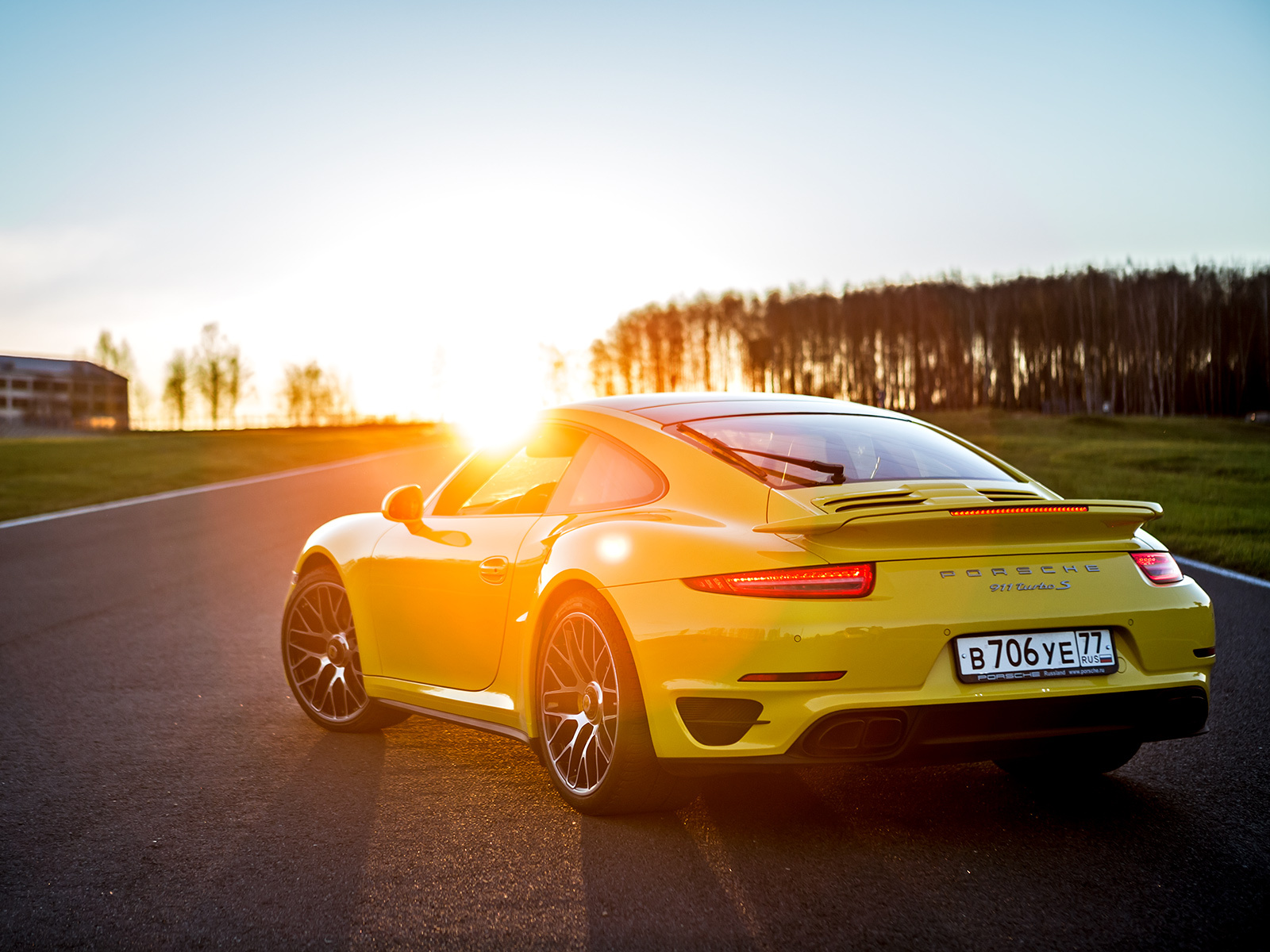 Загоняем Porsche 911 Turbo S на Смоленское кольцо — ДРАЙВ