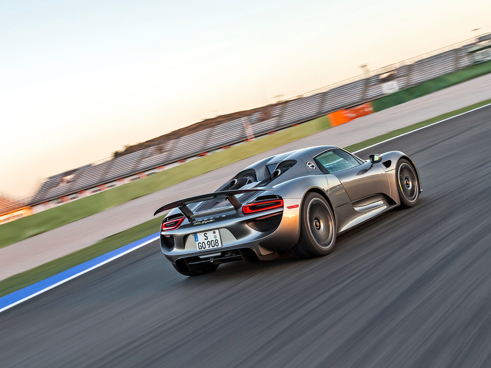 Сохраняем спокойствие за рулём суперкара Porsche 918 Spyder — ДРАЙВ