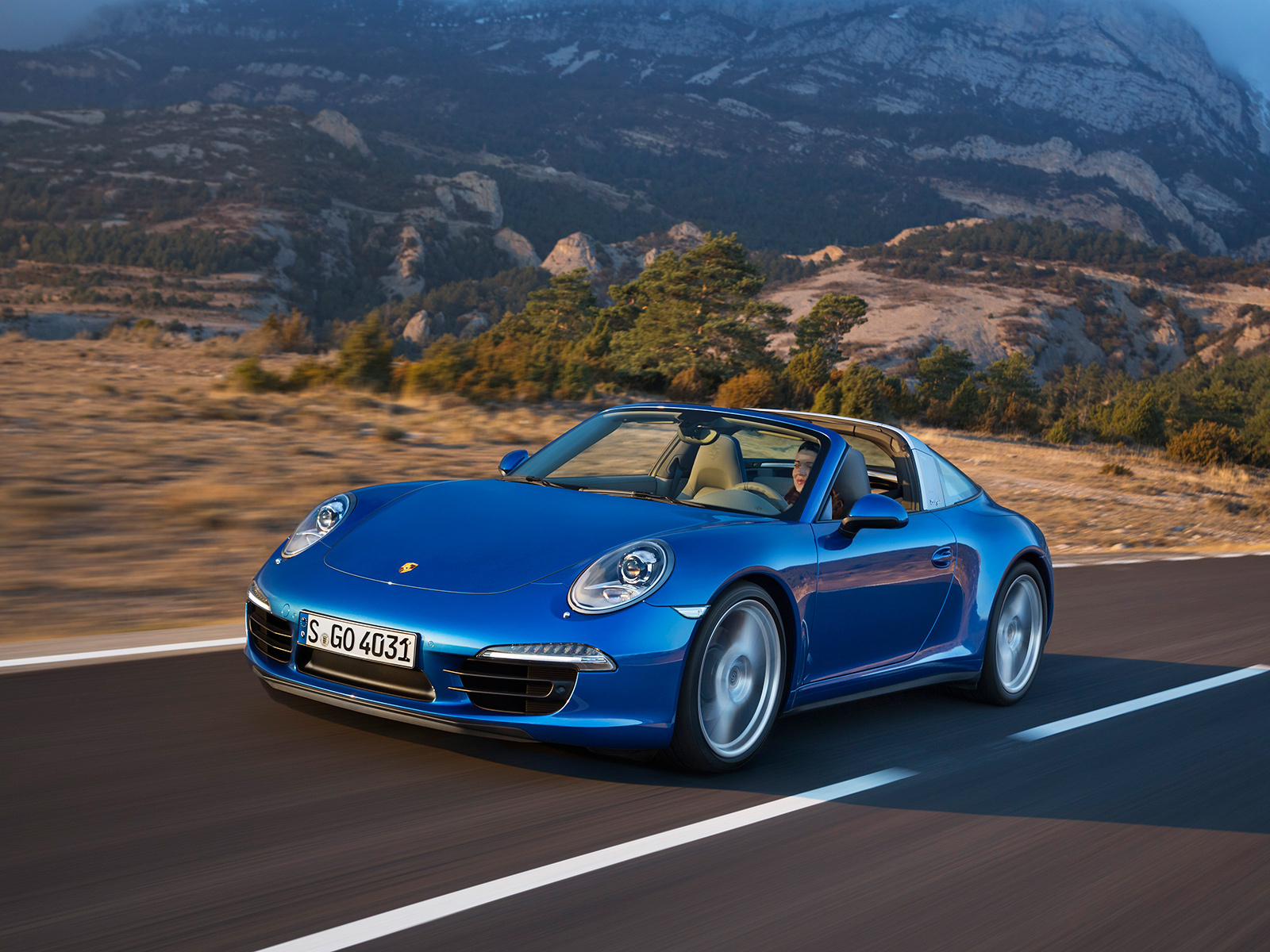 Cпорткар Porsche 911 Targa получился ретрофутуристичным — ДРАЙВ