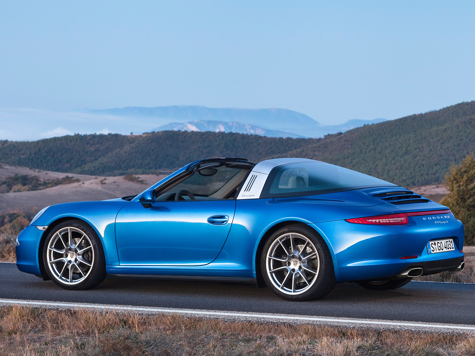 Cпорткар Porsche 911 Targa получился ретрофутуристичным — ДРАЙВ