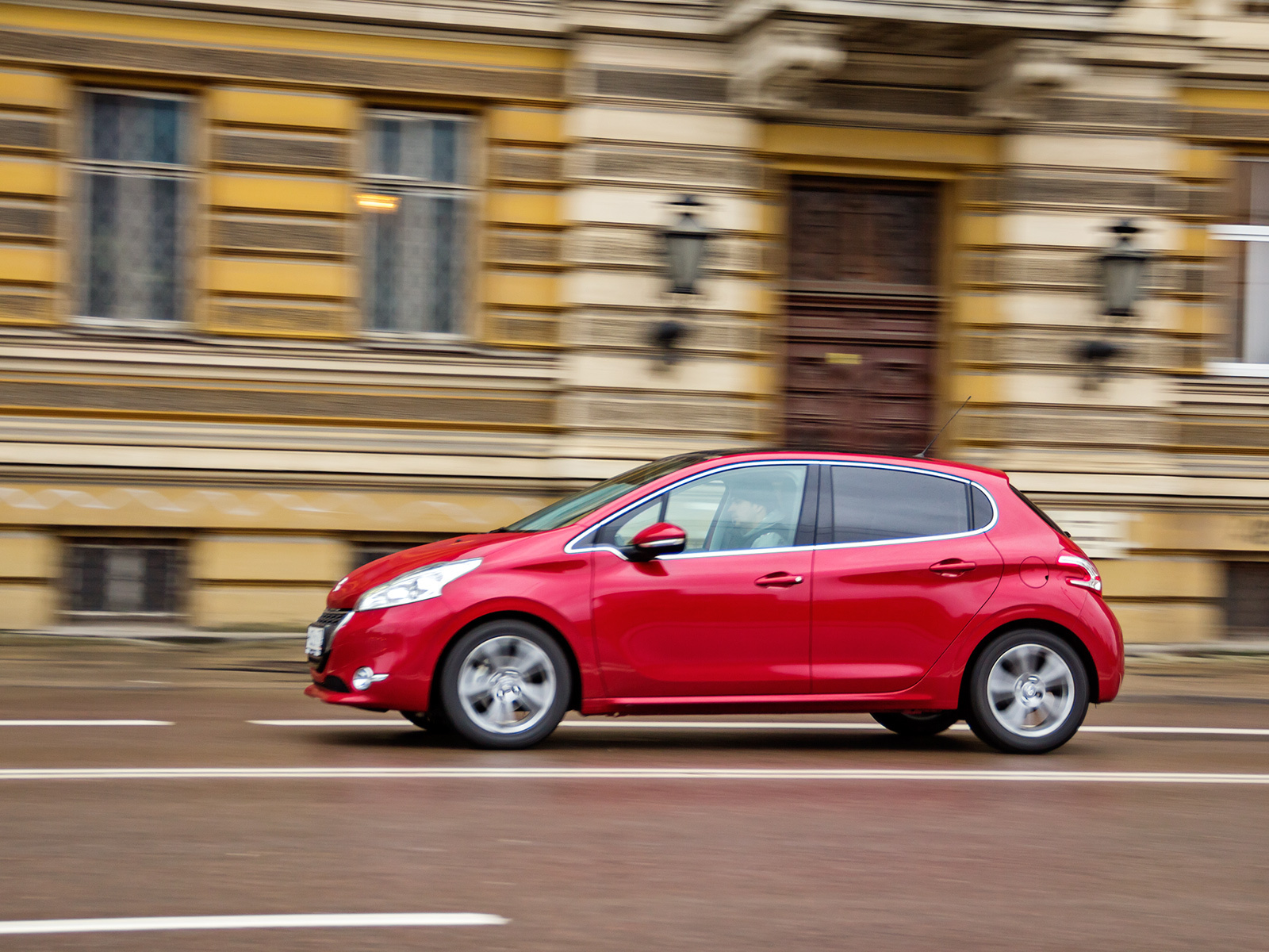 Рассекаем по Литве на Peugeot 208 с модернизированным «роботом» — ДРАЙВ