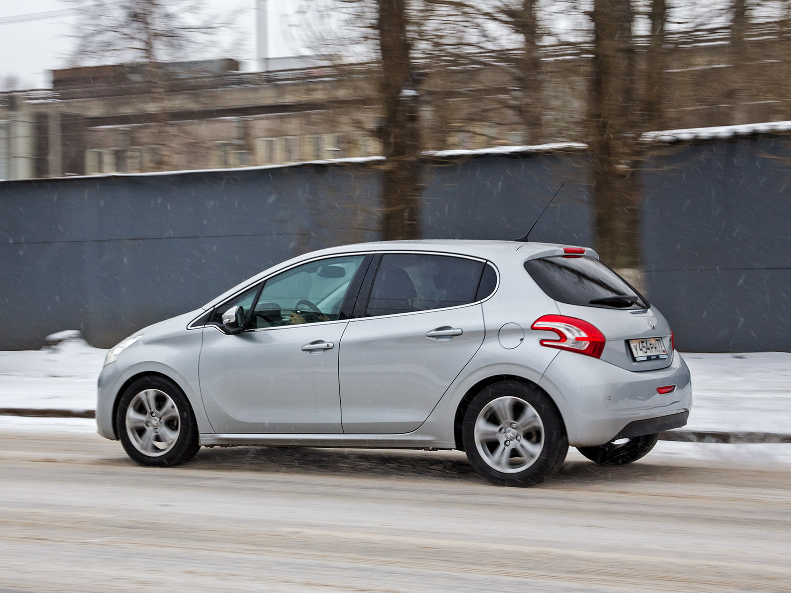 Рассекаем по Литве на Peugeot 208 с модернизированным «роботом» — ДРАЙВ