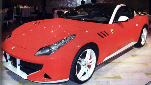 Ferrari sp ffx. Самая существенная перемена в кузове FF на утекшем в Сеть кадре видна плохо: вместо задней части, как у кузовов shooting brake, итальянцы нарисовали плавно ниспадающие линии, как у обычных купе.