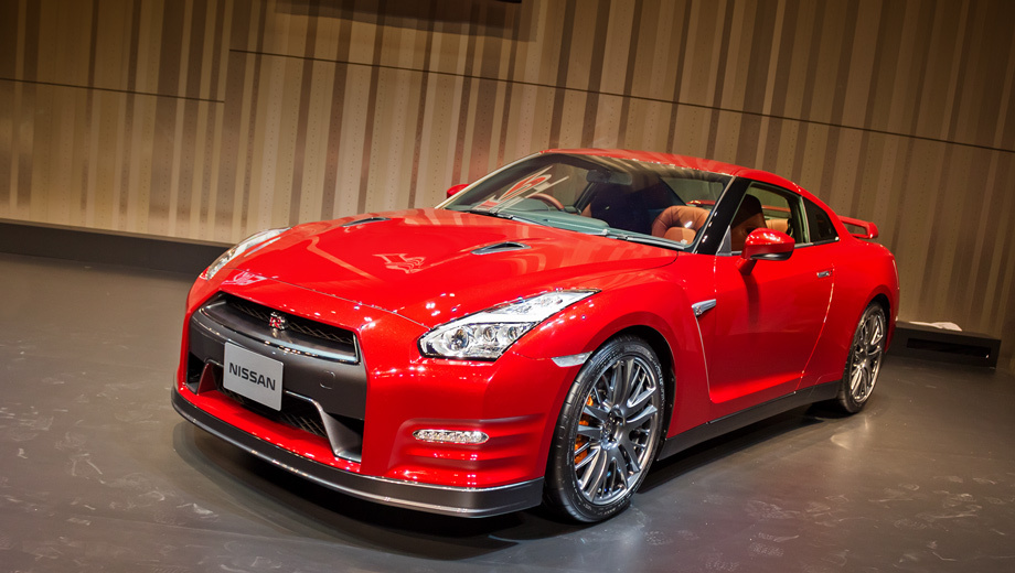Nissan gt-r. Новая светодиодная адаптивная оптика — одно из самых заметных новшеств во внешности перекроенного купе. Но и техника подверглась ревизии.