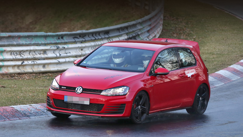 Volkswagen golf,Volkswagen golf gti. На капоте видна надпись Sport, но предполагается, что новую вариацию назовут GTI Club Sport.
