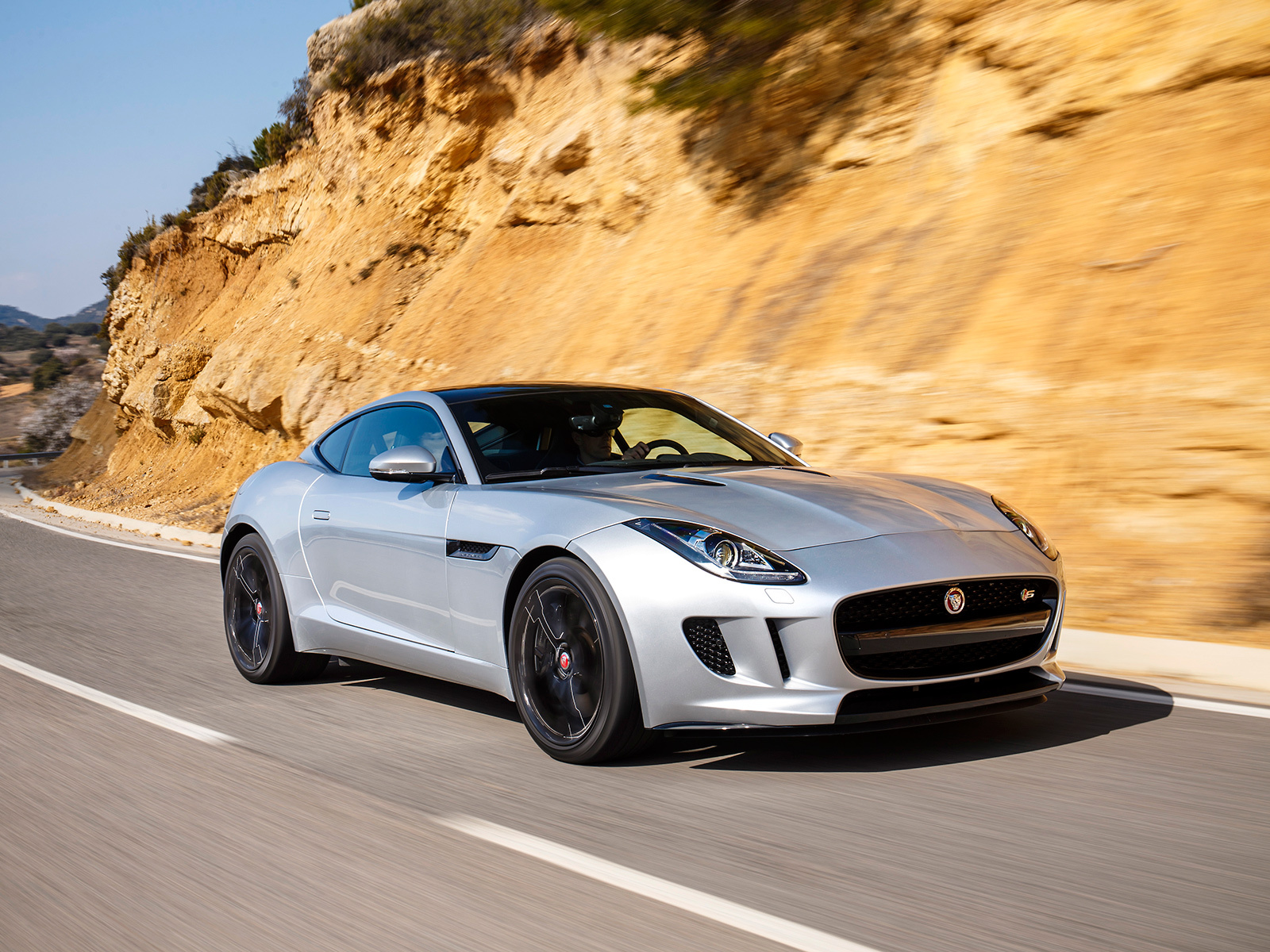 Определяем бессмертное купе Jaguar F-type среди версий с V6 и V8 — ДРАЙВ