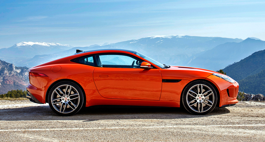             По габаритам Jaguar F-type близок к купе Porsche 911 Carrera. Например, длина у двух спорткаров равняется 4470 и 4491 мм, а ширина — 1923 и 1808 мм соответственно. По высоте и колёсной базе ситуация следующая: 1309 против 1295 мм и 2622 против 2450 мм.
