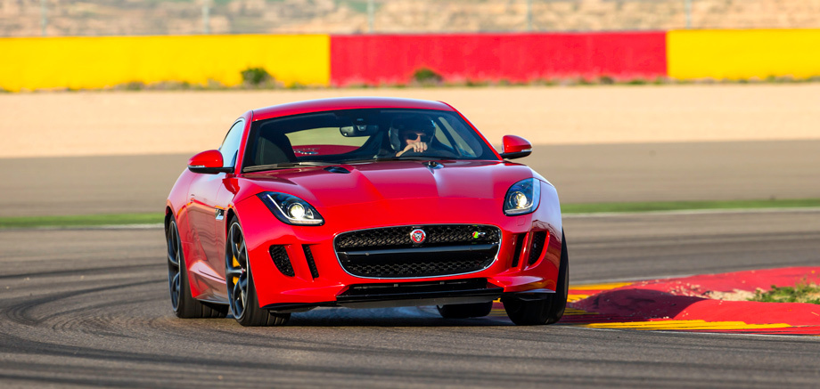             Модификация F-type R Coupe отличается от родстера с аналогичным мотором настройками подвески. Например, упругость адаптивных амортизаторов у машин с закрытым кузовом выше — на 4,3% спереди и 3,7% сзади.
