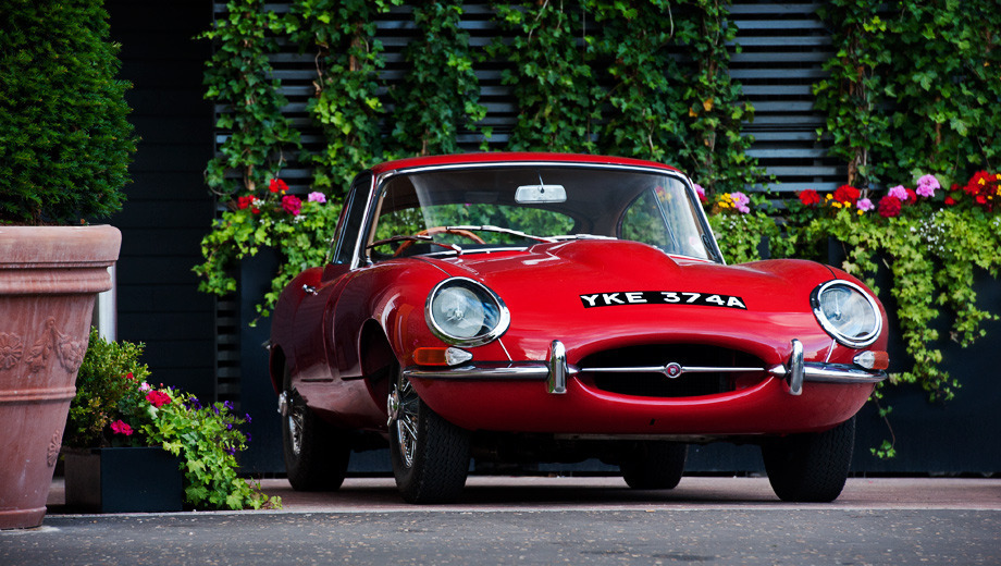             Легендарному Ягуару E-type в 2011 году исполнилось 50. Тогда накануне «Фестиваля скорости» мне позволили прокатиться на нескольких машинах из заводской коллекции и пофотографировать эту божественную красоту. Ездили потихоньку, буквально вокруг клумбы. Под надзором музейщиков. Но переживания всё равно фантастические! Например, это — ранний E-type 1963 года с рядной «шестёркой» 3.8 мощностью 265 л.с., оснащённой тремя карбюраторами. Лёгкий стальной кузов, силовой агрегат, смонтированный на пространственном подрамнике, разработанная Бобом Найтом независимая пружинная подвеска задних колёс, дисковые тормоза по кругу...
