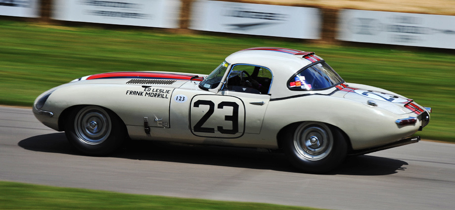             Jaguar E-type — легендарный гоночный автомобиль, поучаствовавший во всех дисциплинах своего времени и немало выигравший. К примеру, этот E-type 3.8 Lightweight (облегчённый) 1963 года победил в своём классе 12-часовой марафон в Себринге. Новый F-type мы вряд ли увидим в спортивной форме, по крайней мере, пока не появится <a href="http://www.drive.ru/spy/jaguar/51c2cfc494a65608e700000f.html" target="_blank" rel="noopener" class="c-link">версия с закрытой крышей</a>, как у <a href="http://www.drive.ru/jaguar/news/2011/09/07/4325730/vektor.html" target="_blank" rel="noopener" class="c-link">концепта С-X16</a>.
