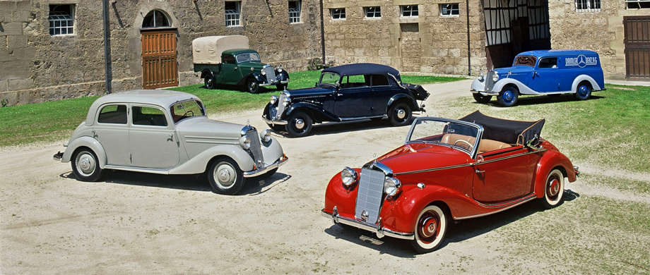             Начинать рассказ о Мерседесе C-класса нужно не с седана Mercedes-Benz 190 E, а с четырёхдверного автомобиля Mercedes-Benz 170 (W15). Седан, дебютировавший в 1931 году на автосалоне в Париже, удивил публику. Немногие ожидали увидеть доступный автомобиль с малолитражным мотором под дорогим брендом. «Сто семидесятый» оснащался рядной «шестёркой» 1.7 мощностью 32 л.с. и полностью независимой подвеской: на поперечных рессорах спереди и пружинах сзади. Однако сами немцы называют родоначальником C-класса более поздний седан Mercedes-Benz 170 V (W136), выпускавшийся в 1935–1955 годах. Он комплектовался «четвёркой» 1.7 (38 л.с.), а с 1949-го — ещё и 38-сильным дизелем. Автомобиль был очень популярен, что положительно сказалось на делах марки, особенно в послевоенный период.
