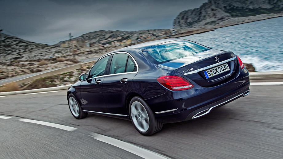             По традиции С-класс выдержан в стилистике флагманского <a href="http://www.drive.ru/drive-test/mercedes/524ef4ff94a6561140000000.html" target="_blank" rel="noopener" class="c-link">S-класса</a>. Но автомобиль сам по себе поменьше, и угловые фонари смотрятся лучше. Образ более уравновешенный. При движении с невысокой скоростью «цешка», оборудованная адаптивным круиз-контролем и видеокамерами, позволяет бросить руль и педали. Правда, после полной остановки ей надо дать газу, а ещё мы выяснили, что не стоит отдавать всё на откуп электронике в сложных ситуациях, например при сужении дороги или слиянии полос.

