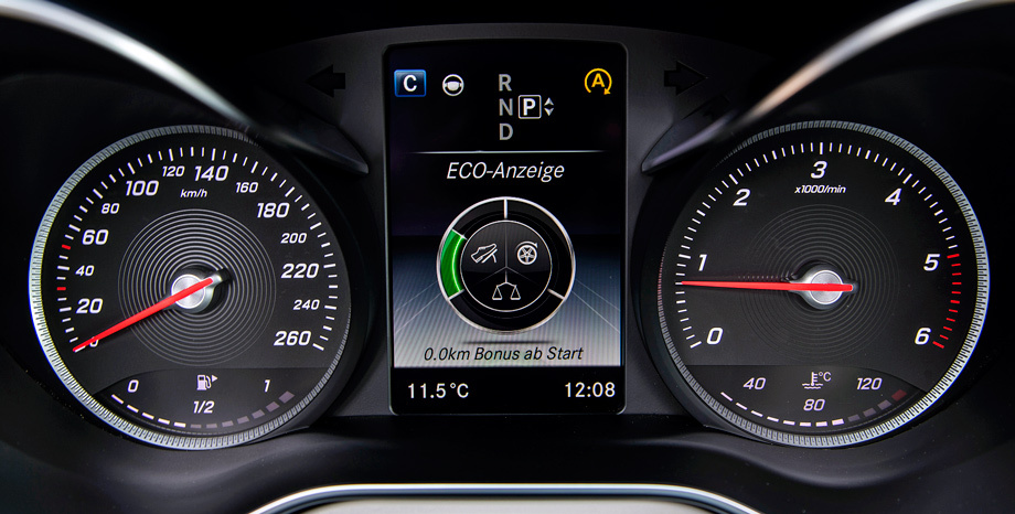             Вместо трёх колодцев со спидометром посередине — более распространённая и строгая схема с двумя равновеликими циферблатами и дисплеем в центре. Читаются такие приборы гораздо лучше.
