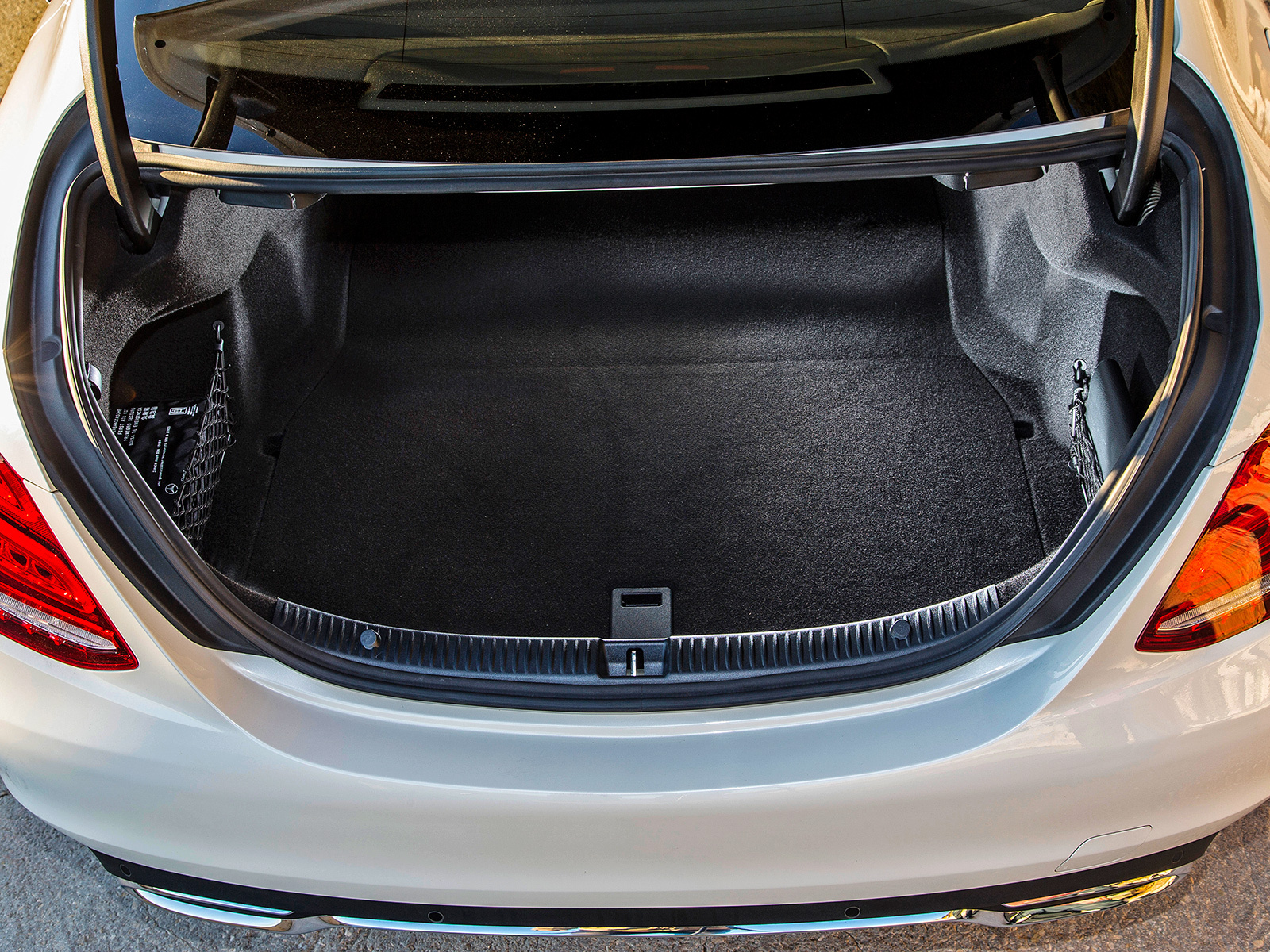 Mercedes w212 багажник ширина. Запаска на мерседес 222. Мерседес 222 багажник бак. Холодильник мерседес w221. Багажник w222.