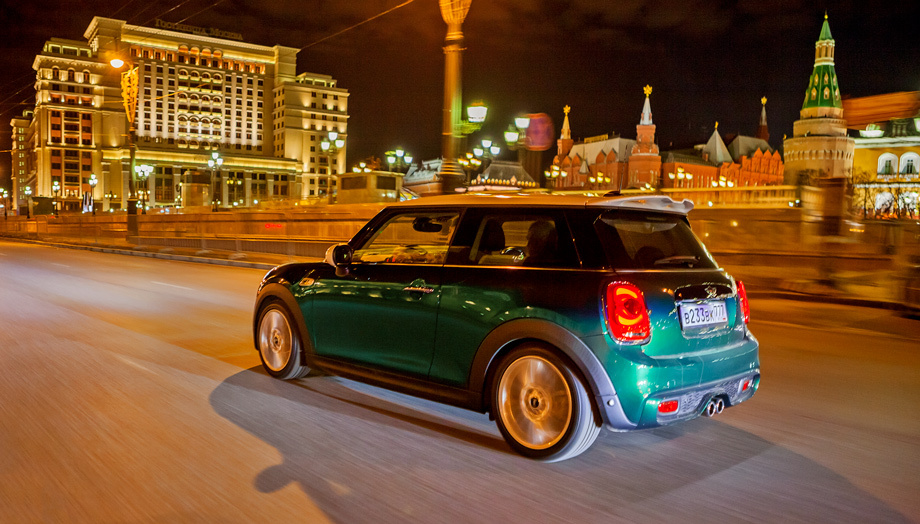             У версии Mini Cooper S прекрасно настроен звук выхлопа — он басовитый и глубокий, а под сброс газа слышны сочные и раскатистые отстрелы.
