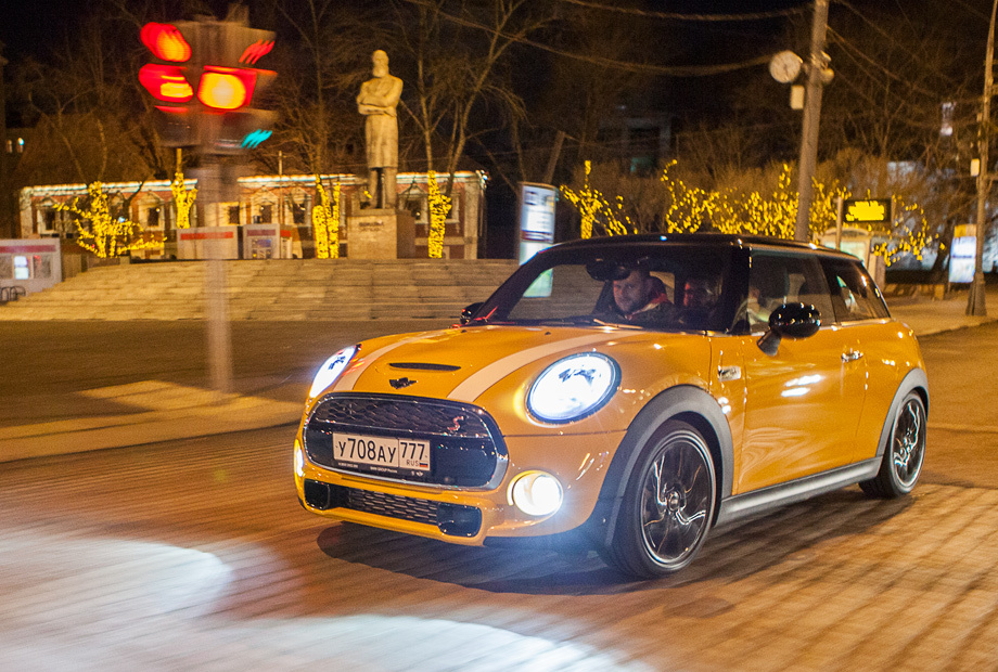             Новый Mini F56 не купить дешевле, чем за 899 000 рублей. Столько стоит версия Cooper. В 1 120 000 обойдётся покупателям Cooper S.
