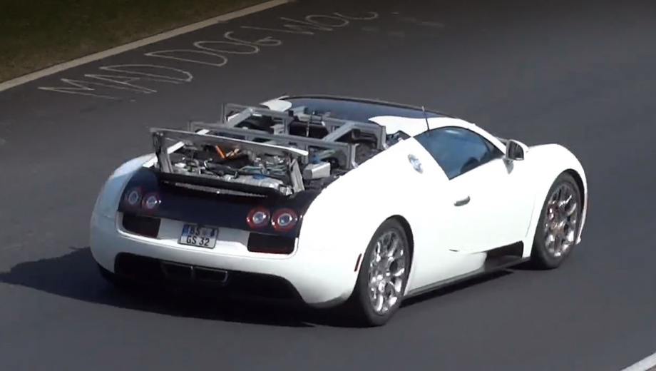 Bugatti veyron. Минувшей весной на Нюрбургринге был замечен странный Veyron с металлической конструкцией на корме. Снявшие машину на видео шпионы предположили, что это прототип гибридного Вейрона.