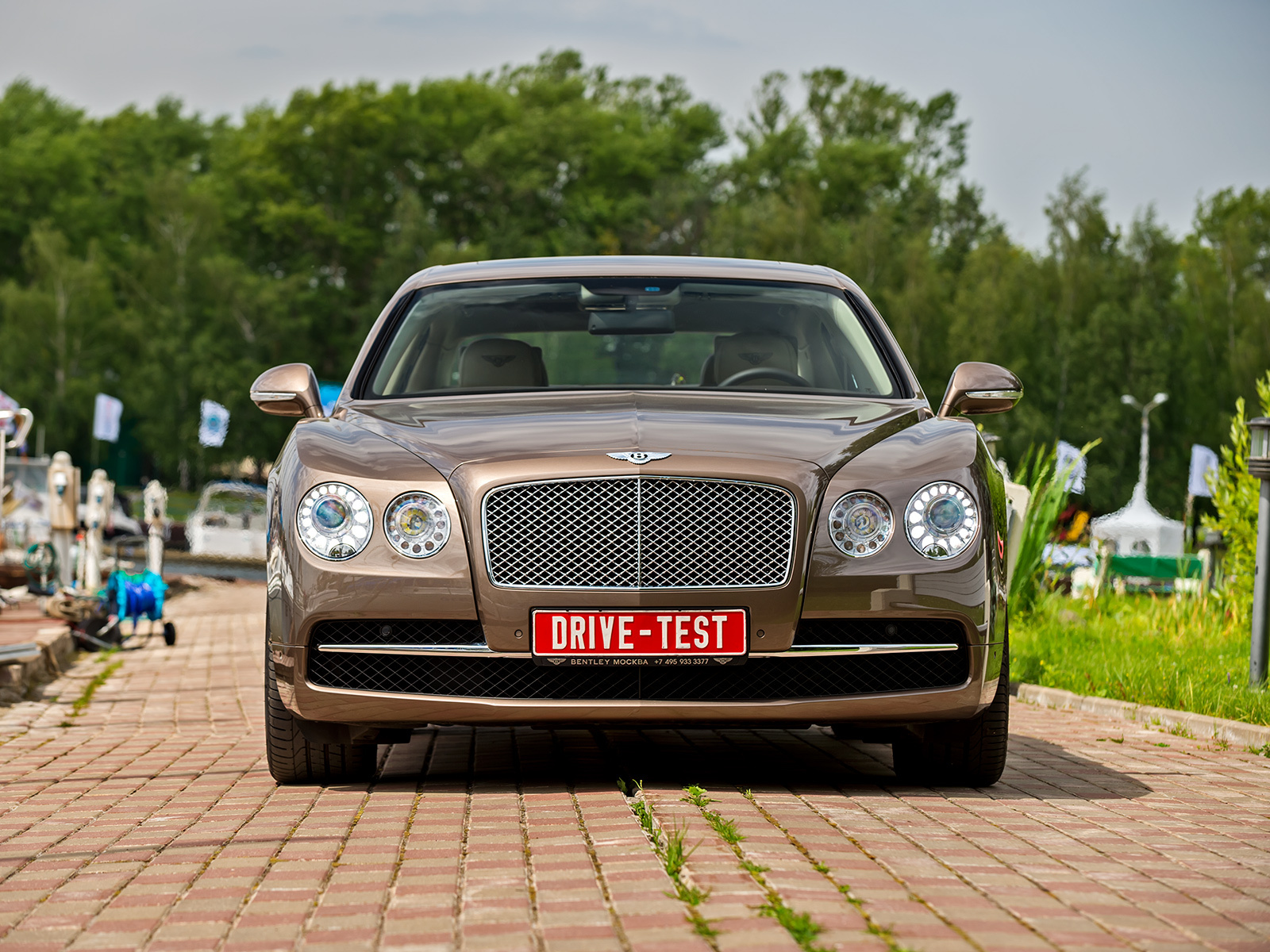 Радуемся постоянству седана Bentley Flying Spur — ДРАЙВ