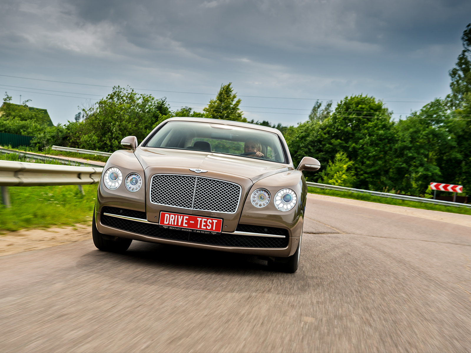 Радуемся постоянству седана Bentley Flying Spur — ДРАЙВ