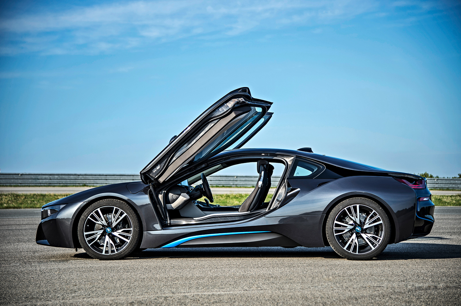 Рассказываем о гибриде BMW i8 в формате высокой чёткости — ДРАЙВ