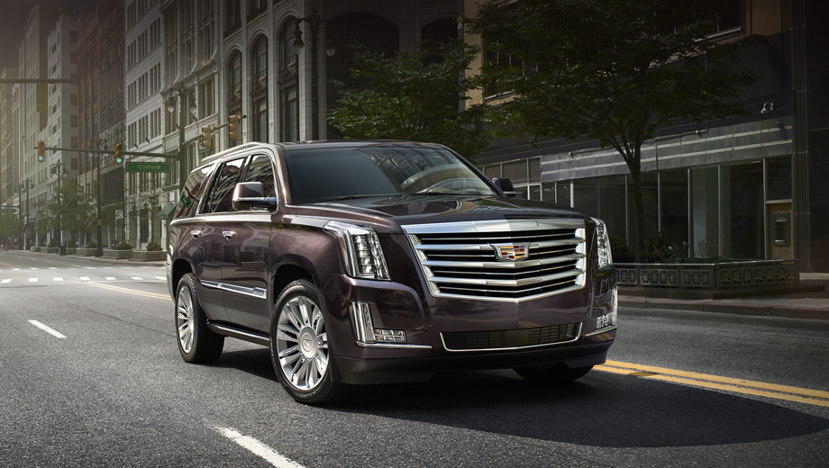 Cadillac escalade. От более дешёвых собратьев Platinum отличается 22-дюймовыми колёсными дисками оригинального дизайна, иной решёткой радиатора и хромированными акцентами (например, на зеркалах). Все Эскалейды получили новую эмблему Cadillac.