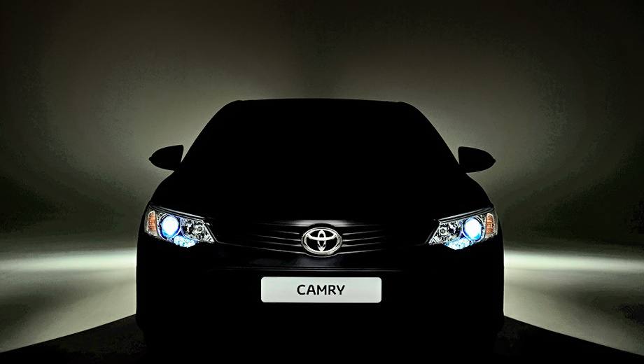 Toyota camry. Пока это единственное изображение рестайлинговой Camry. Автомобиль рассекретят уже на следующей неделе.