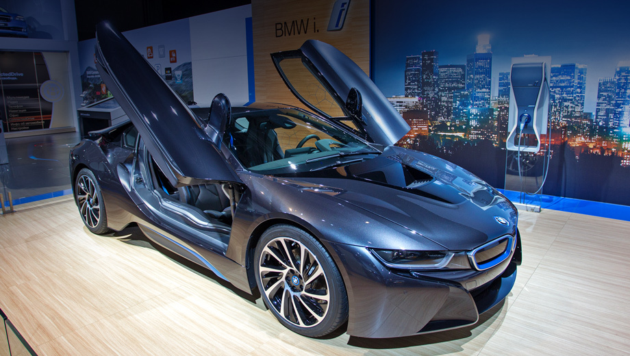 Bmw i8. Купе BMW i8 оснащается гибридной силовой установкой с суммарной отдачей 362 л.с. С нуля до 100 км/ч спорткар разгоняется за 4,4 с.