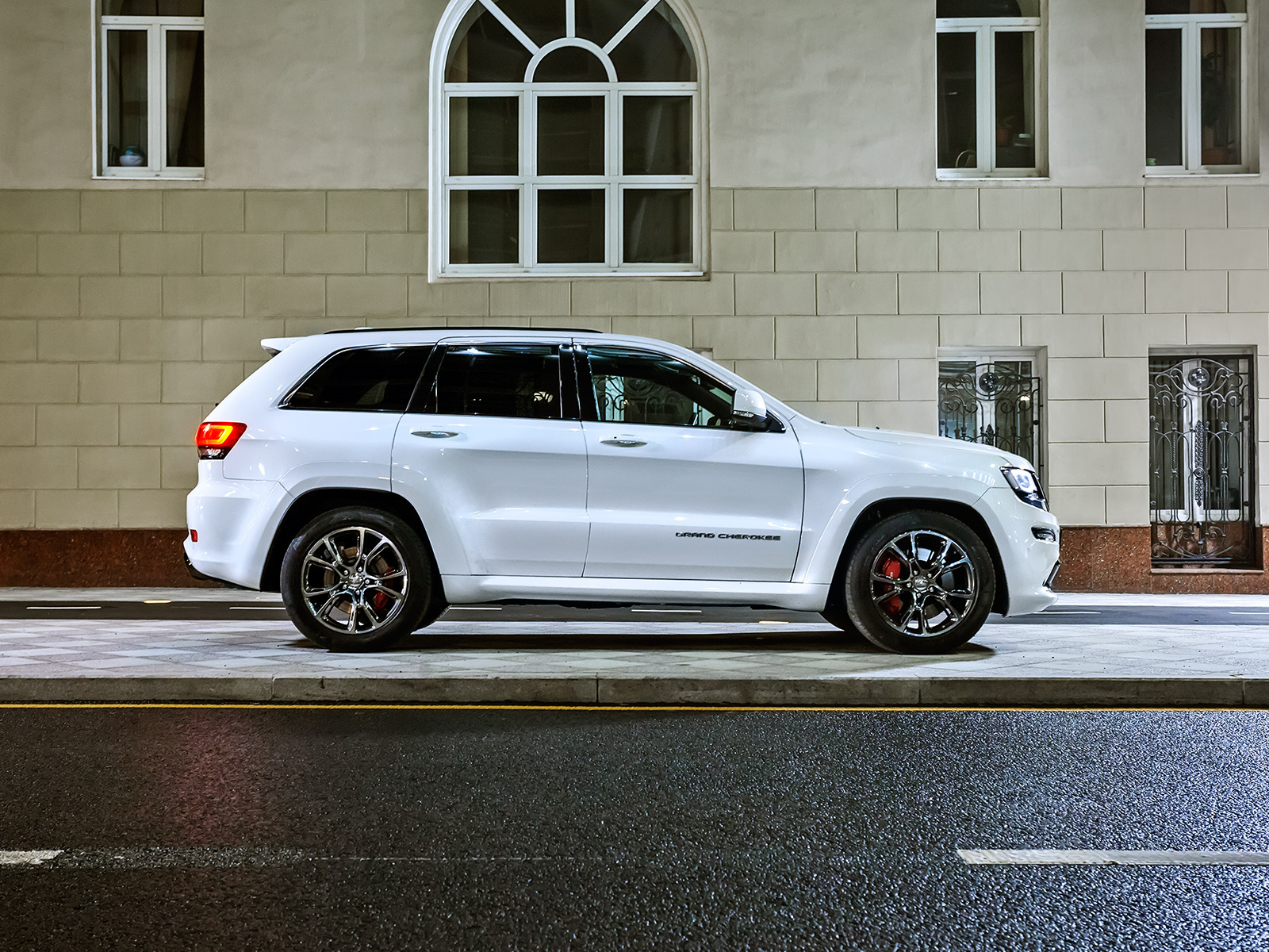 Боремся на руках с внедорожником Jeep Grand Cherokee SRT8 — ДРАЙВ