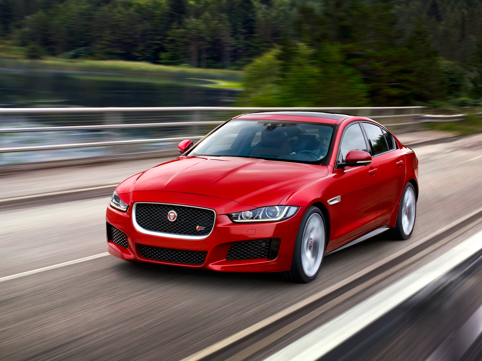 Алюминиевый седан Jaguar XE станет самым чистым благодаря «механике» — ДРАЙВ