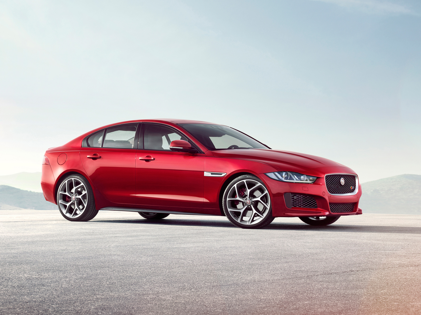 Алюминиевый седан Jaguar XE станет самым чистым благодаря «механике» — ДРАЙВ