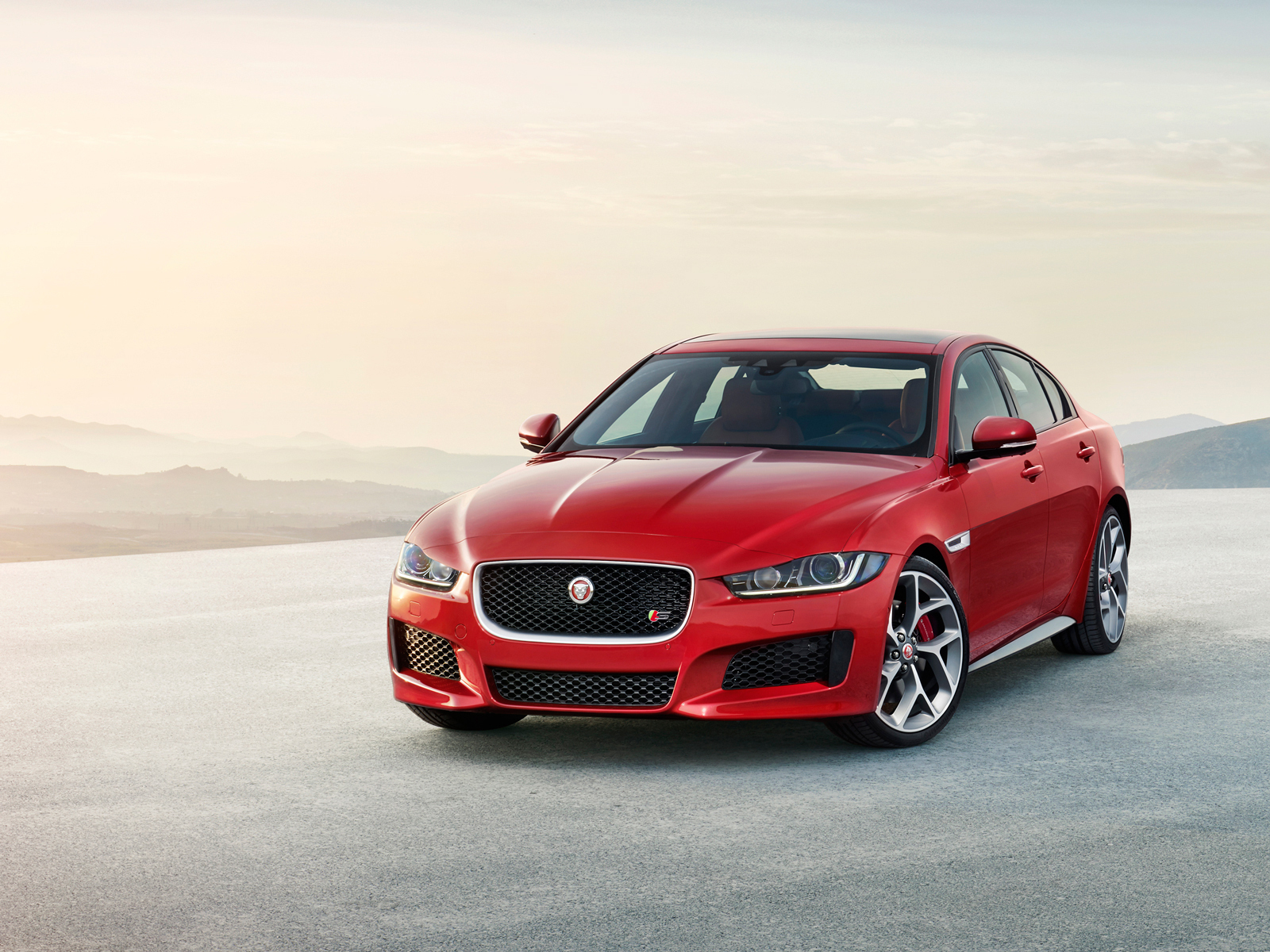 Алюминиевый седан Jaguar XE станет самым чистым благодаря «механике» — ДРАЙВ