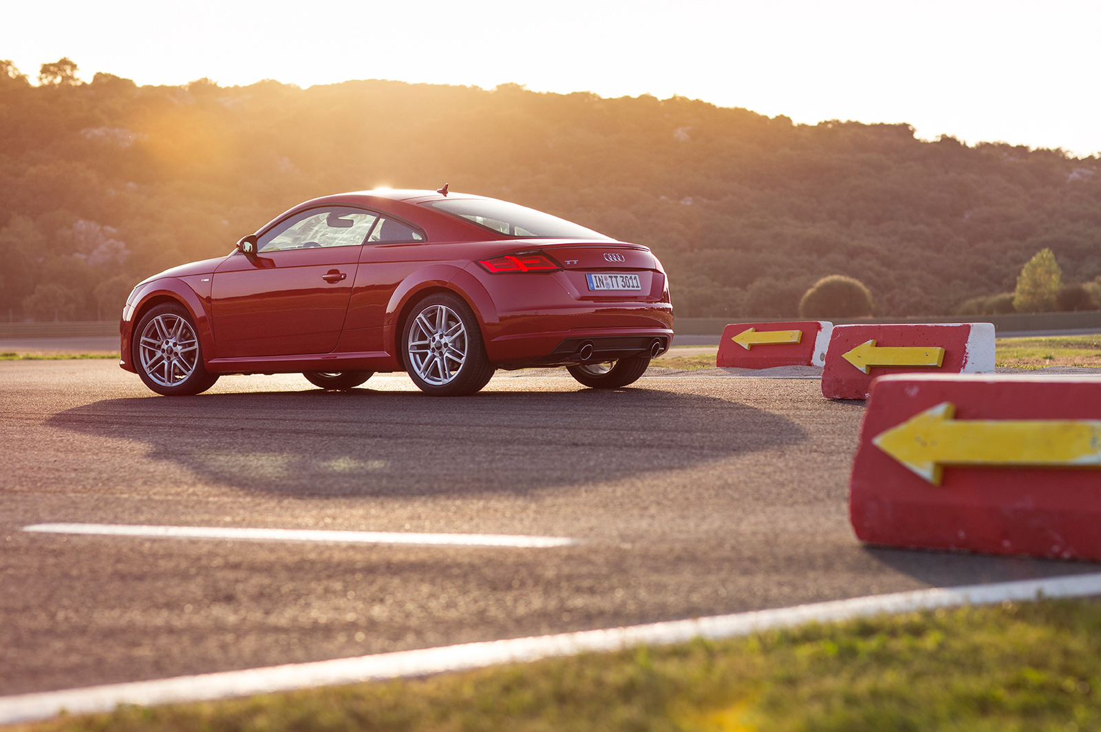 Злоупотребляем словом «улыбка» в тесте новых Audi TT и TTS — ДРАЙВ