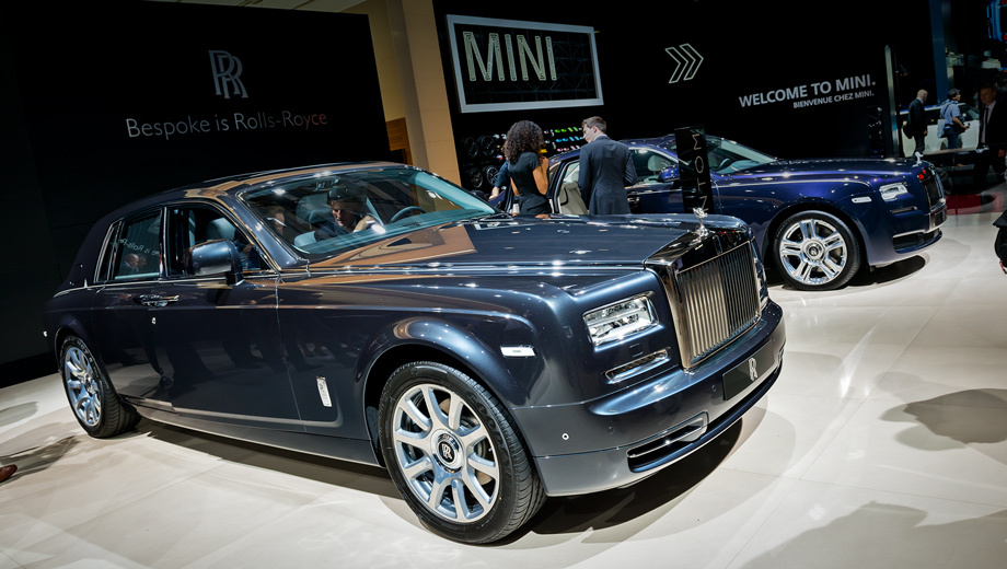 Rollsroyce phantom. Технически Phantom Metropolitan Collection ничем не отличается от обычного: здесь 460-сильный мотор V12 6.7 трудится на пару с восьмиступенчатым «автоматом».