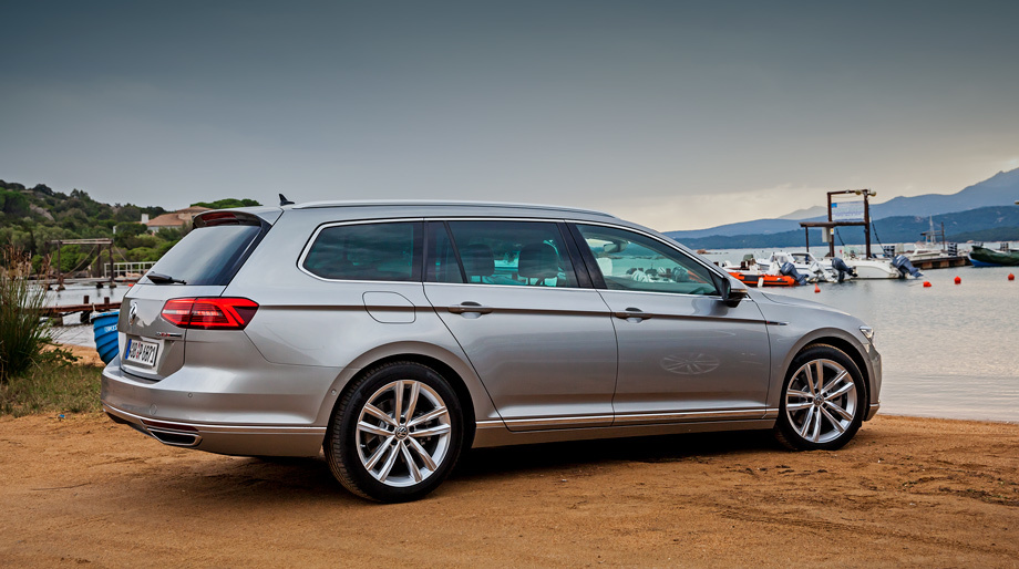             Универсал — самый немецкий Passat: половина тиража остаётся в Германии. И в целом спрос на грузопассажирскую версию в Европе стабильнее, чем на седан. В обозримом будущем дебютирует вседорожная модификация <a href="http://www.drive.ru/drive-test/volkswagen/4f61f07709b6021a3f000053.html" target="_blank" rel="noopener" class="c-link">Alltrack</a>.
