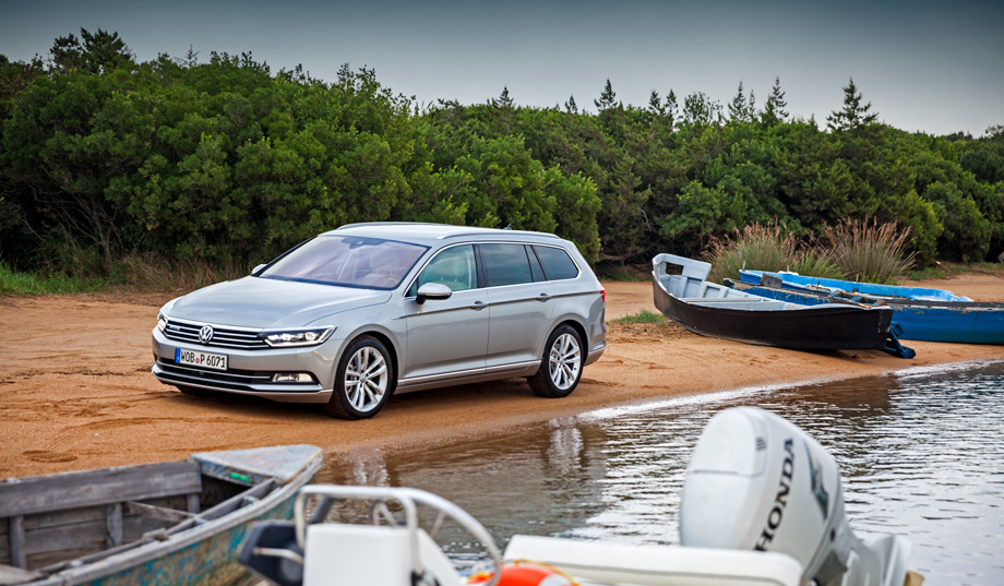             Универсалы покупают люди помоложе, седаны — постарше, купеобразную версию СС — в ещё более солидном возрасте. В любом случае мужчин — 70-80%. В России у пассатовской премиумности всё же есть конкретный предел: к нам не будут поставлять машину с бензиновым 280-сильным топ-мотором. Его приберегут для СС, где «турбочетвёрка» заменит смещённо-рядную «шестёрку» 3.6.
