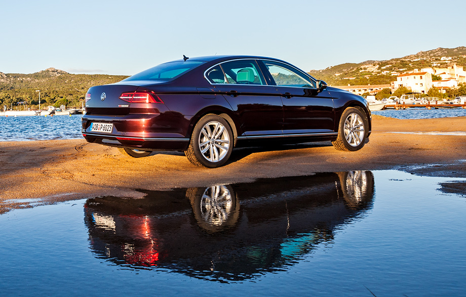             На вопрос о том, что делает Passat привлекательным, у команды главного дизайнера марки Клауса Бишофа один ответ: пропорции. Впрочем, это относится не только к Пассату, но и ко всему модельному ряду. Обратите внимание на дверные ручки, интегрированные в рёбра боковин.
