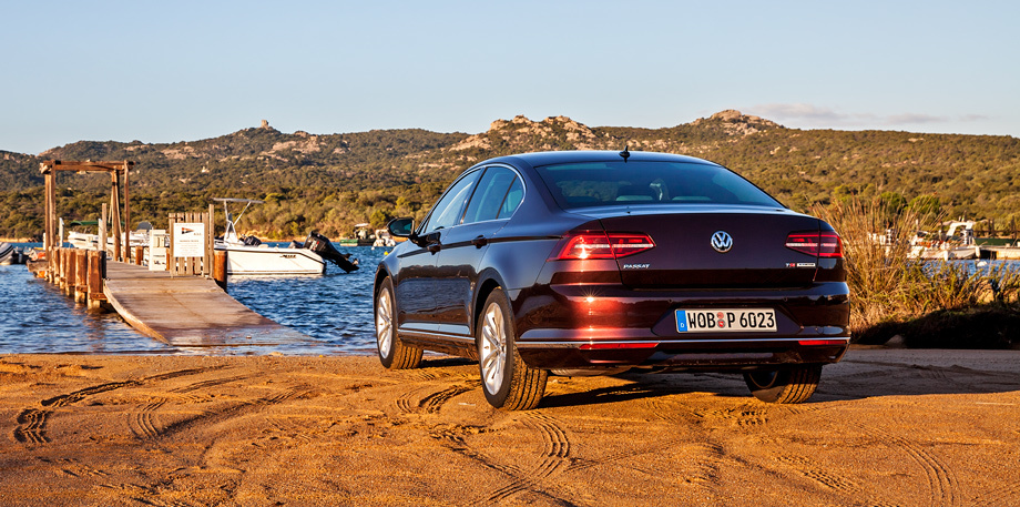             Чем больше у модели премиум-амбиций, тем выше наше внимание к так называемому воспринимаемому качеству. Презентационные Пассаты — из первых, но уже серийных партий...
