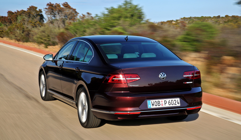             Стандартную подвеску можно заменить как усиленной (с увеличенным на 15 мм дорожным просветом и защитой двигателя в придачу), так и спортивной, из пакета R-line: здесь, наоборот, минус 15 мм и плюс электронная имитация блокировки дифференциала XDS.
