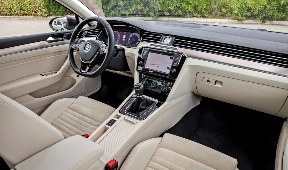             Унифицированные руль, центральная консоль, рычаг коробки и блок микроклимата — всё это в плюс Гольфу, а не в минус Пассату. Эргономика и качество отделки на зависть многим. Из новшеств — разлинованная передняя панель и виртуальные приборы.
