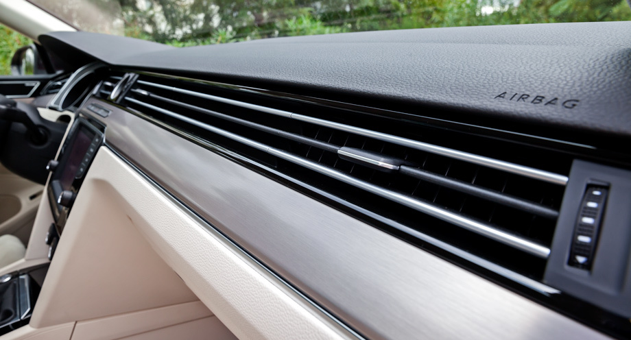             Дефлекторы обдува, спрятанные в «струнах» передней панели, кинематически примитивны: вправо-влево, вверх-вниз. Не Audi TT. Однако такая маскировка позволила сделать сами воздуховоды необычайно широкими — и выиграть в функциональности климатической системы.
