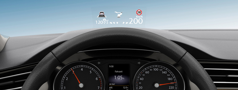             Поднимающийся по команде водителя экран дублирует все основные приборы.
