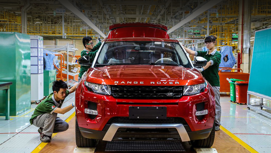 Land rover range rover evoque. Первенцем нового предприятия стал кроссовер Range Rover Evoque. Выбор модели неслучаен: каждый пятый Evoque сейчас продаётся именно в Китае, так что логично было наладить его сборку как можно скорее здесь.