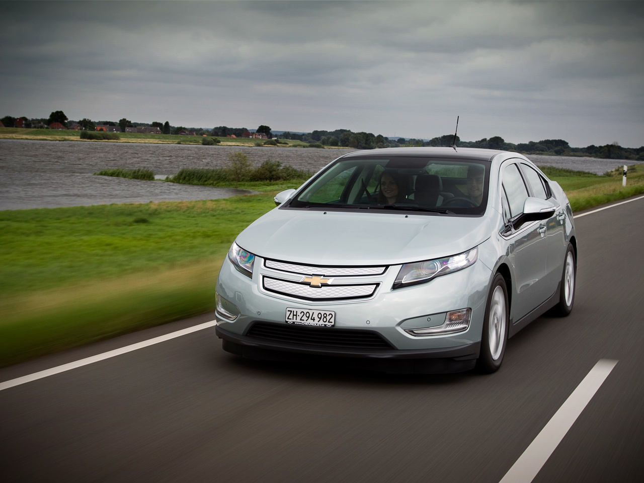 Знакомимся с хэтчбеком Chevrolet Volt на 100-летие компании — ДРАЙВ