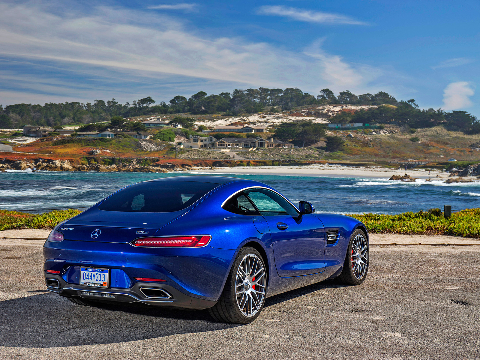 Радуемся человеческому фактору в спорткаре Mercedes-AMG GT S — ДРАЙВ