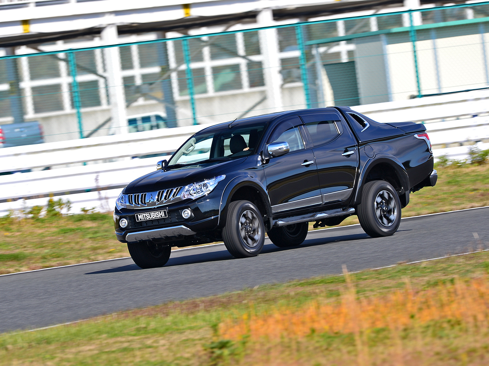 Поджидаем новый Pajero Sport за рулём пикапа Mitsubishi L200 — ДРАЙВ