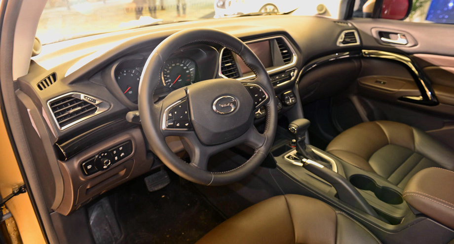             В салоне — приятные на вид и на ощупь материалы отделки. Оснащение — хорошее. Например, тут установлена система курсовой устойчивости от Bosch.
