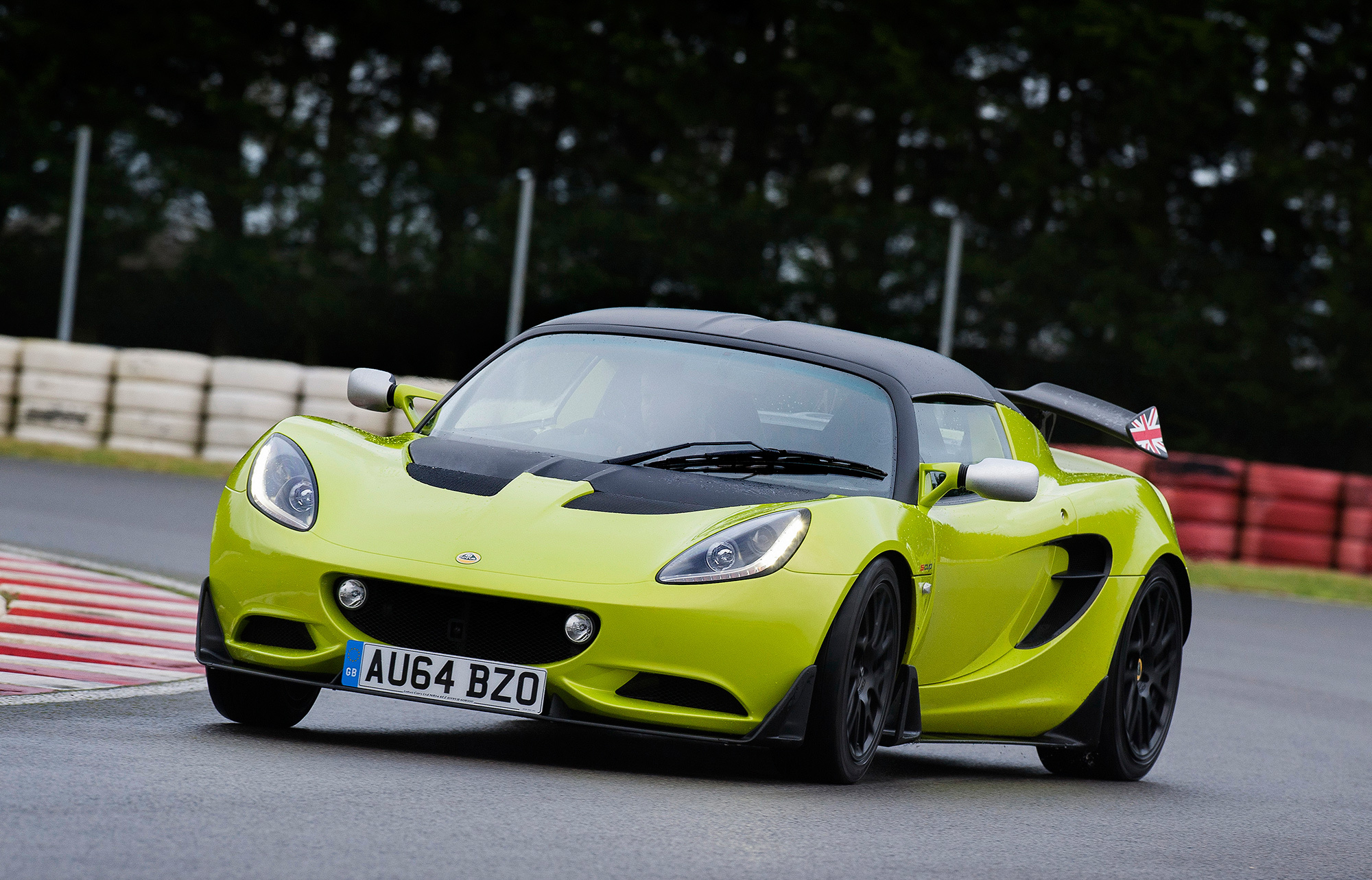 Дорожная модель Lotus Elise S Cup сравнялась по весу с трековой — ДРАЙВ